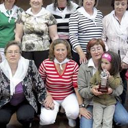 Organizadoras con el premio